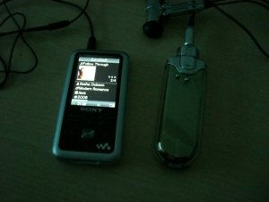 NW-S616F。（右は旧モデル）